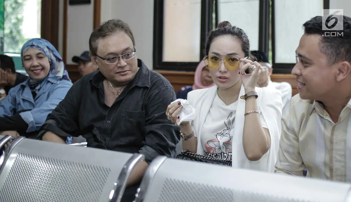 Cinta Ratu didampingi kuasa hukumnya dan ibunya menunggu sidang cerai di Pengadilan Agama Jakarta Selatan, Senin (12/3). Sang ibunda mendapampingi Cinta Ratu dan terus memberi semangat untuk putri tercintanya. (Liputan6.com/Faizal Fanani)