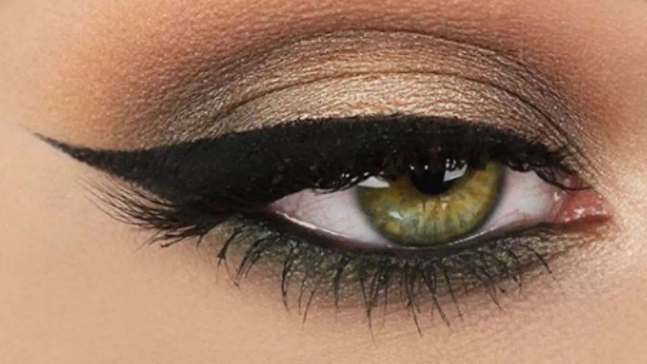 Nggak Biasa! Riasan Mata Smokey Eye Ini Bikin Mata Glamor