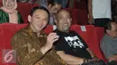 Gubernur DKI Jakarta Basuki Tjahaja Purnama ditemani Indro Warkop saat nonton film 'Warkop DKI Reborn, Jangkrik Boss! Part 1' di Djakarta Theater XXI, Jakarta, Kamis (8/9). (Liputan6.com/Yoppy Renato)