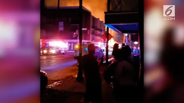 Kebakaran besar melanda sebuah apartemen di Alabama, AS. Akibat kejadian ini penghuni panik dan menyelamatkan diri.