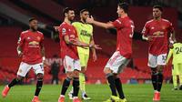Pemain Manchester United merayakan gol kedua Bruno Fernandes ke gawang Newcastle United pada menit ke-75. MU meraih kemenangan 3-1 atas Newcastle pada laga pekan ke-25 Premier League di Old Trafford, Senin (22/2/2021). (Stu Forster/POOL/AFP)