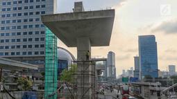 Pekerja menyelesaikan pembangunan jalur kereta ringan atau LRT Jabodebek rute Cawang-Dukuh Atas di Cawang, Jakarta, Senin (29/4/2019). Menurut PT Adhi Karya selaku kontraktor pelaksana proyek LRT, pembangunan jalur LRT mencapai 47,95 persen (data per akhir Maret 2019). (Liputan6.com/Johan Tallo)