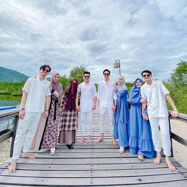 Pertama Kali Trip Bareng, Ini 6 Potret Personel Adam Musik Bersama Istri