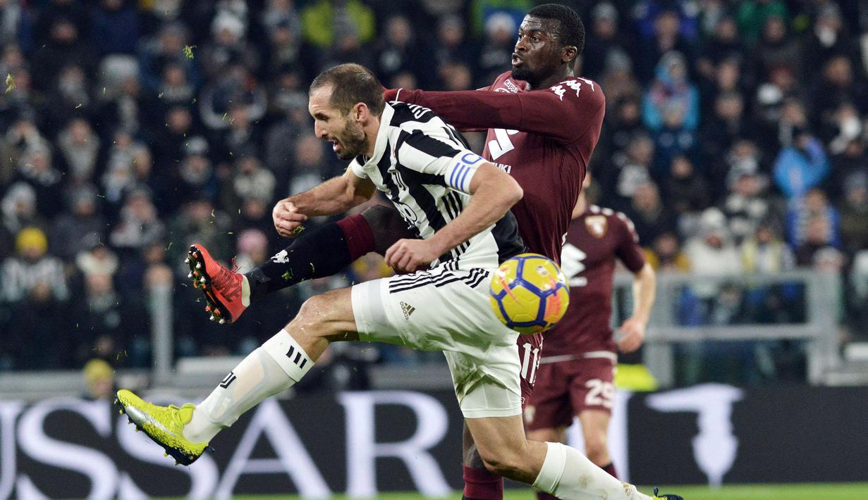 Duel pemain Juventus, Giorgio Chiellini (kiri) dan pemain Torino, M'Baye Niang pada laga perempatfinal Coppa Italia di Allianz Stadium, Turin, Italia, (3/1/2018). Juventus menang 2-0. (Alessandro Di Marco/ANSA via AP)