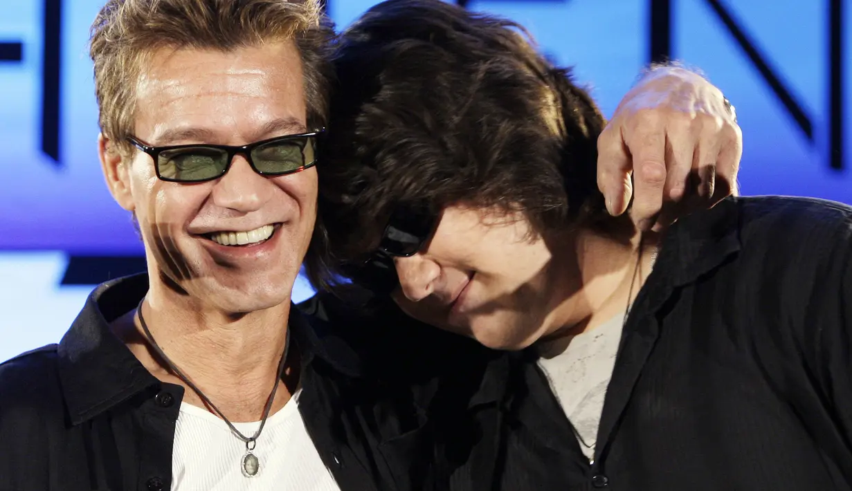 Eddie Van Halen (kiri) memeluk putranya Wolfgang Van Halen setelah grup rock Van Halen secara resmi mengumumkan tur Amerika Utara mereka selama konferensi pers di Los Angeles pada 13 Agustus 2007. Eddie Van Halen meninggal dunia pada Selasa pagi, 6 Oktober 2020.  (AP Photo/Kevork Djansezian, File)