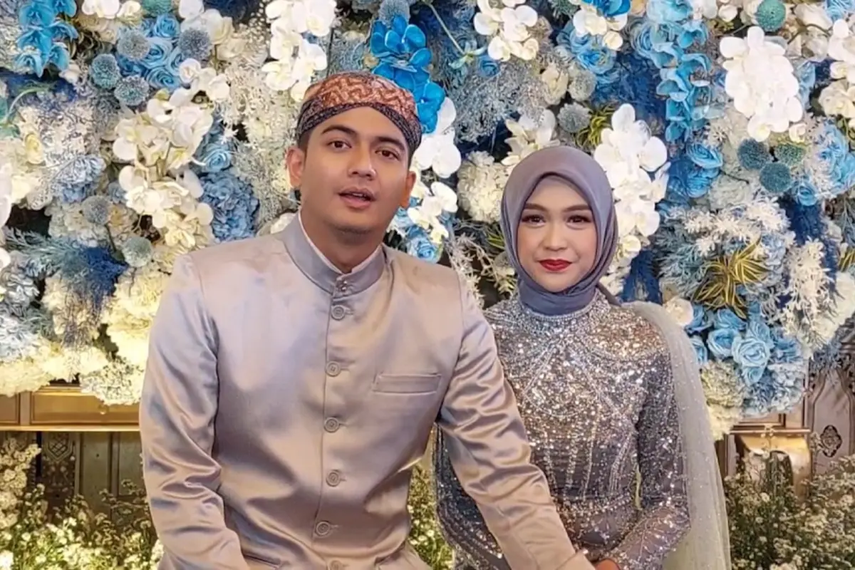 Teuku Ryan dan Ria Ricis saat menggelar prosesi Tedak Siten untuk putri mereka, Moana (Liputan6.com - M. Altaf Jauhar)
