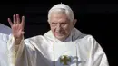 Paus Emeritus Benediktus XVI tiba di Lapangan Santo Petrus di Vatikan pada 19 Oktober 2014, untuk menghadiri upacara beatifikasi Paus Paulus VI. Mantan Paus Benediktus XVI telah meninggal dunia pada Sabtu (31/12/2022) di kediamannya di Vatikan, dalam usia 95 tahun, hampir satu dekade setelah ia mengundurkan diri karena sakit. (AP Photo/Andrew Medichini, File)