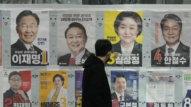 Seorang pria melihat poster calon presiden di sebuah jalan di Seoul, Korea Selatan. (AP Photo/Ahn Young-joon)