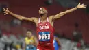 Pelari Qatar, Abderrahman Samba, melakukan selebrasi usai menjuarai balap lari nomor 400m Asian Games di SUGBK, Jakarta, Senin (27/8/2018). (AP/Bernat Armangue)