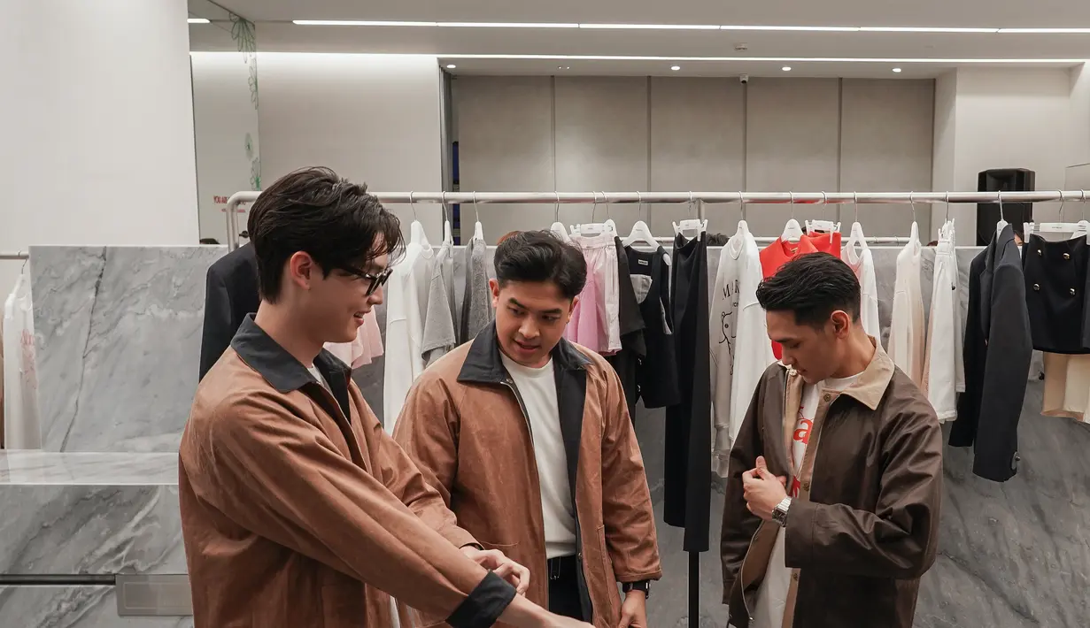 Saat Prince, afgan, dan Jerome, tampil kembar dengan reverse jacket yang begitu stylish.  [Foto: Istimewa.dok]