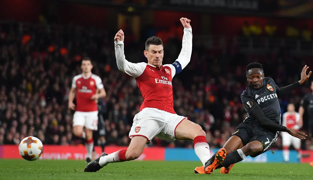 Striker CSKA Moscow Ahmed Musa gagal melakukan tembakan saat melawan Arsenal pada pertandingan Liga Eropa di stadion Emirates, London (5/4). (AFP Photo / Ben Stansall)
