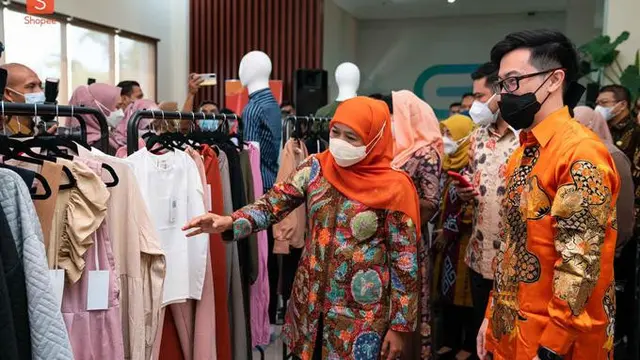Gubernur Jawa Timur, Khofifah Indar Parawansa melihat produk pelaku UMKM.