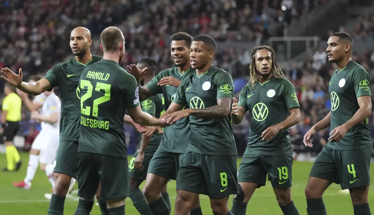 Pemain Wolfsburg merayakan gol yang dicetak Lukas Nmecha selama pertandingan lanjutan Grup G Liga Champions di stadion Salzburg, Austria, Rabu (20/10/2021). Salzburg menang atas Wolfsburg 3-1. (AP Photo/Matthias Schrader)