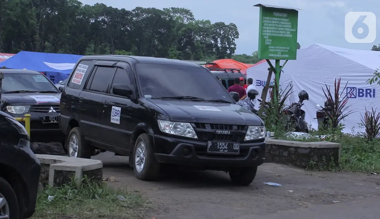 Mobil bantuan khusus diturunkan untuk mempercepat evakuasi warga terdampak bencana erupsi Gunung Semeru, Lumajang, Jawa Timur, Senin (6/12/2021). Sebanyak 12 mobil bantuan khusus BRI dikerahkan untuk evakuasi dan membawa barang-barang kebutuhan warga. (Liputan6.com/HO/Humas BRI)