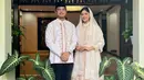 <p>Erina Gudono dan Kaesang Pangarep memilih busana bernuansa cokelat muda yang lembut. Erina tampil ayu danengan long dress lengan panjang serasi dengan kerudungnya, sedangkan Kaesang mengenakan baju koko putih dengan bordir cokelat yang serasi dan celana panjang hitam. Foto: Instagram.</p>