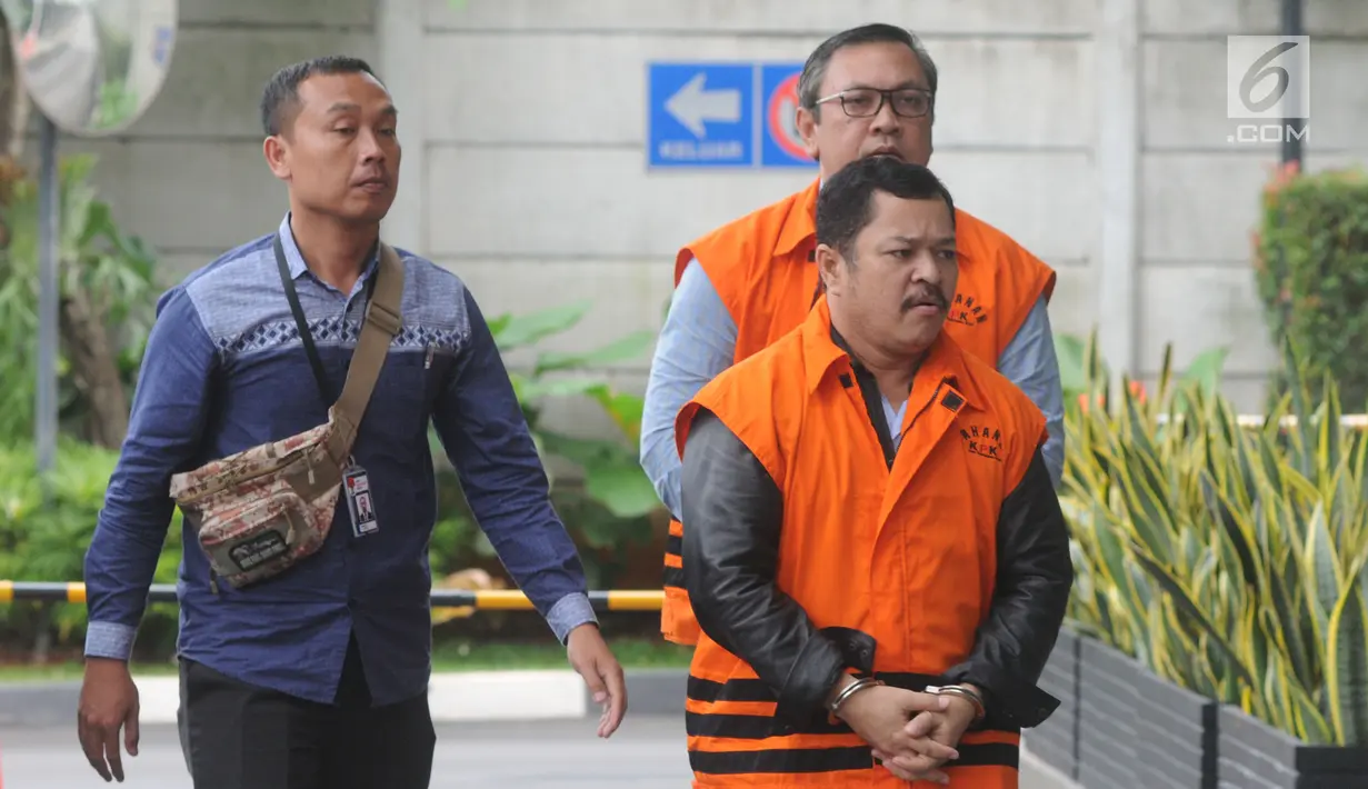 Bupati Pakpak Bharat Remigo Yolanda Berutu dan penyuapnya Hendriko Sembiring tiba di Gedung KPK, Jakarta, Rabu (16/1). Keduanya diperiksa terkait dugaan suap sejumlah proyek infrastruktur di Dinas PUPR Pakpak Bharat. (Merdeka.com/Dwi Narwoko)