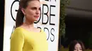 Aktris Natalie Portman berpose untuk fotografer di karpet merah ajang Golden Globe Awards 2017 di California, AS, Minggu (8/1). Natalie menampilkan perutnya yang sedang hamil dengan mengenakan pakaian gaun kuning. (Jordan Strauss/Invision/AP)