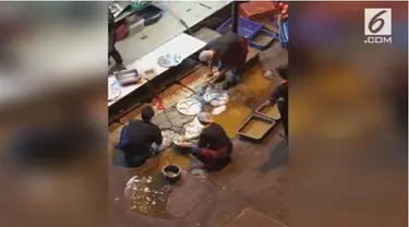 Beredar video yang menunjukkan beberapa pegawai restoran ternama di Kuala Lumpur, Malaysia, mencuci piring bekas pelanggan dengan menggunakan air kubangan.

 