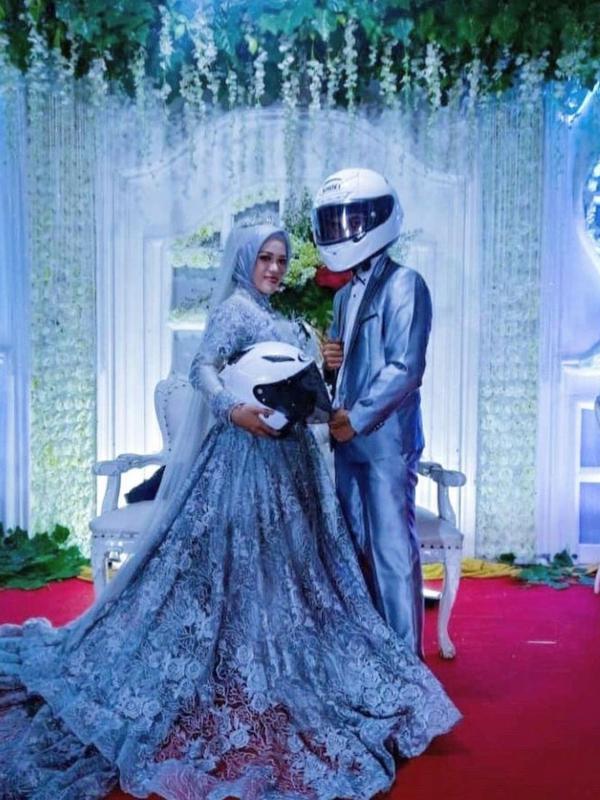 Gaya nyeleneh pengantin (Sumber: 1cak.com)