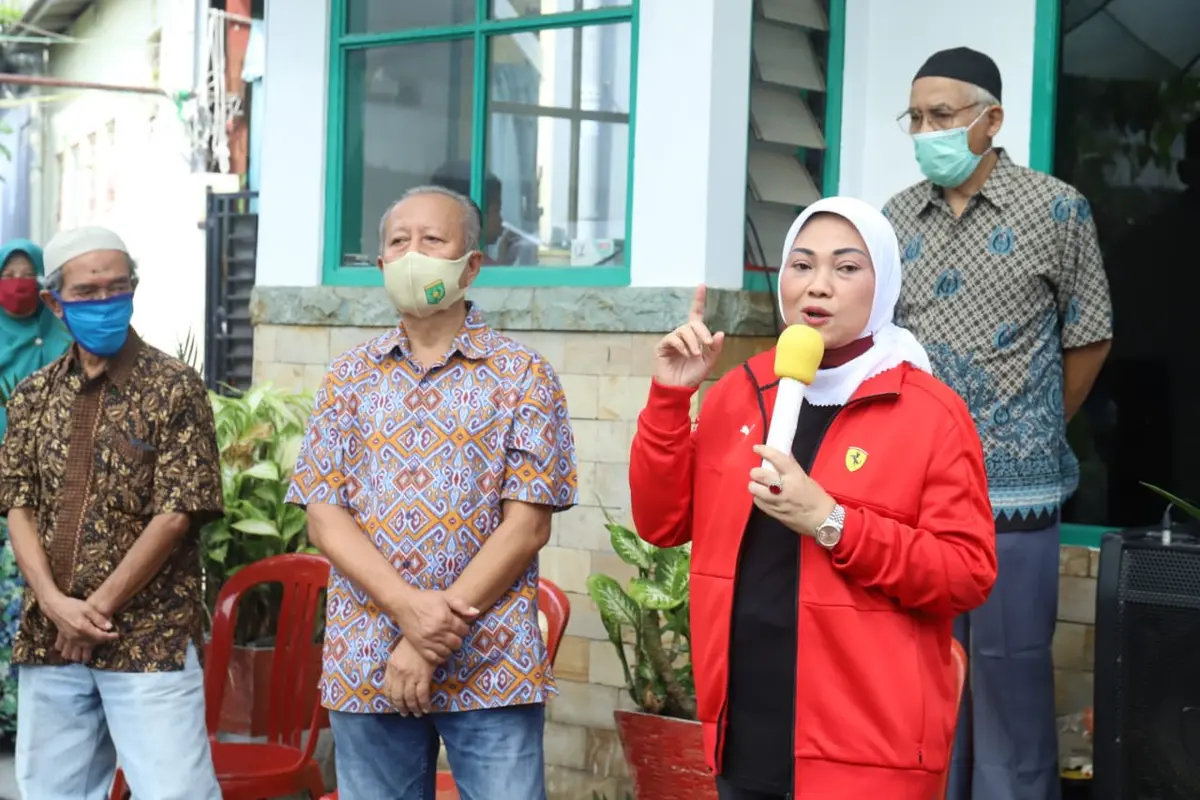 Menaker Ida Fauziyah menghadiri Penyemprotan Disinfektan, Penyuluhan Norma Kerja Pencegahan Covid-19, dan Pemberian Bantuan di Depok, Jawa Barat