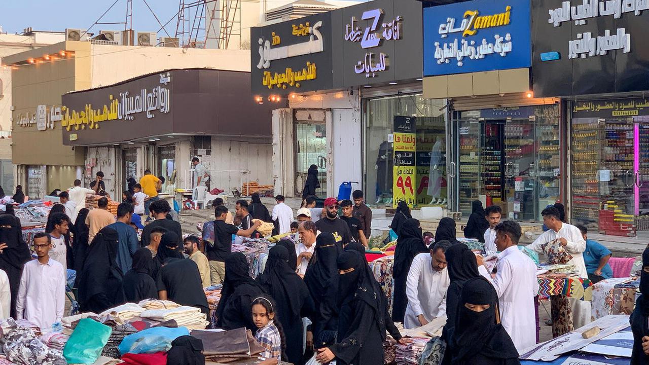 Dengan tradisi merayakan Idul Fitri yang berbeda, masyarakat Arab Saudi lebih memilih untuk bepergian ke luar dan berbelanja. (Dok: Saudi Press Agency/SPA)