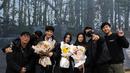 Dia juga mengunggah foto bersama pemain dan kru. Foto itu sepertinya diambil saat mereka syuting adegan terakhir. (Foto: Instagram/ limjjy2)