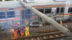 Petugas mengevakuasi gerbong KRL yang anjlok di Kebon Pedes, Bogor, Jawa Barat, Minggu (10/3). Kecelakaan KRL jurusan Jatinegara-Bogor tersebut menyebabkan enam orang luka-luka, termasuk masinis kereta. (Liputan6.com/Immanuel Antonius)