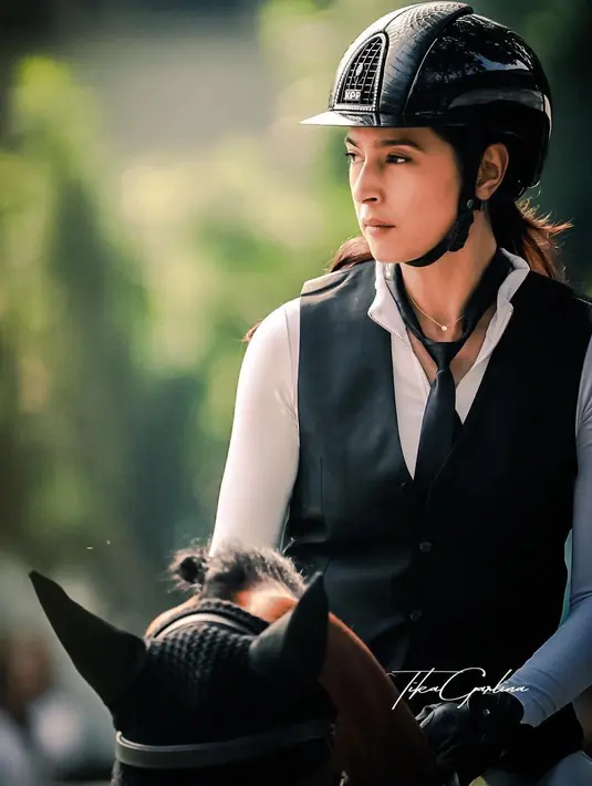 Pemeran Nabila dalam sinetron Anugerah itu saat mengikuti kompetisi berkuda. Bak seperti atlet profesional, Nabila menggunakan pakaian khusus berkuda. Tampak perempuan dua orang anak itu mengenakan kaos putih dan vest hitam serta dasi. [Instagram/nsyakieb85]