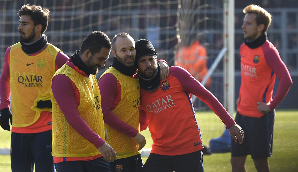 Pemain Barcelona, Andres Iniesta dan Arda Turan tampak bercanda saat mengikuti sesi latihan perdana tahun 2017. Pada latihan ini para pemain Barca tampak rileks. (AFP/Lluis Gene)