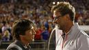 Pelatih Chelsea,  Antonio Conte dan Pelatih Liverpool, Juergen Klopp berbincang usai laga pra musim International Champions Cup di Rose Bowl, Pasadena, California, (28/7/2016) pagi WIB.  (Reuters/Mario Anzuoni)