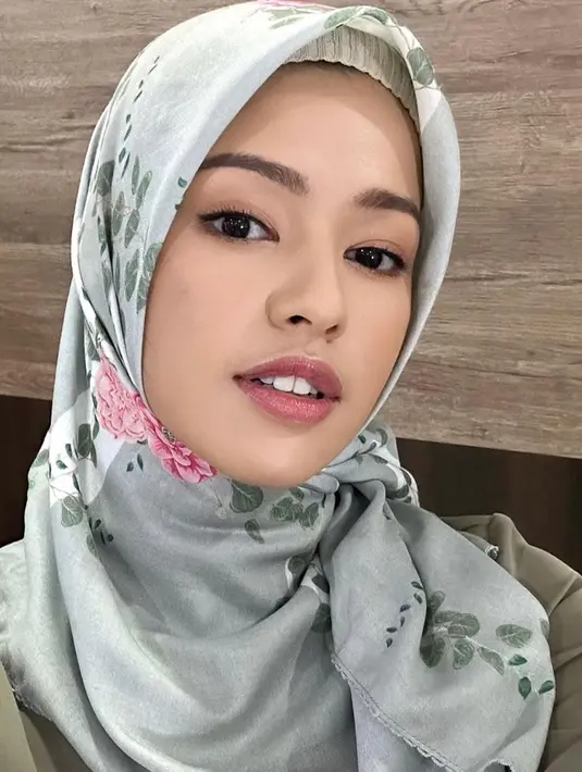 Dalam unggahan terbaru di Instagramnya, Susan Sameh terlihat cantik mengenakan hijab voal bermotif warna hijau mint. Hijab tersebut dipadukan dengan ciput warna krem, serta baju warna hijau army. (Liputan6.com/IG/@susansameeh)