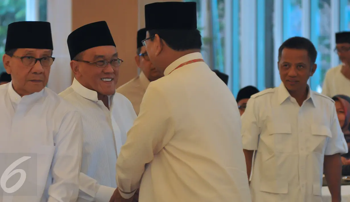 Aburizal Bakrie (tengah) bersalaman dengan Prabowo  Subianto saat menghadiri acara buka puasa bersama di kawasan Menteng, Jakarta, Sabtu (4/7/2015). Dalam acara tersebut hadir sekitar 3500 anak yatim. (Liputan6.com/Herman Zakharia)