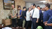 Menteri Koordinator Bidang Kemaritiman dan Investasi (Menko Marves), Luhut Binsar Pandjaitan di rumah duka ekonom&nbsp;senior dan pendiri Indef Faisal Basri. (Dok Kemenko Marves)&nbsp;