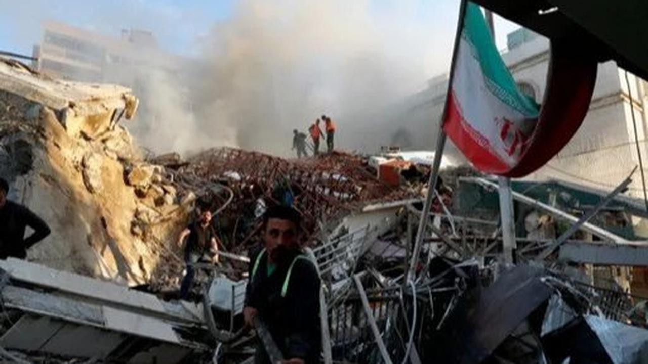 "Serangan Iran ke Israel tentunya memicu ketegangan baru di Timur Tengah. Besok Rupiah bisa mengalami tekanan lagi terhadap USD, mungkin bisa bergerak di atas Rp16.100," kata Ariston saat dihubungi merdeka.com, Senin (15/4).