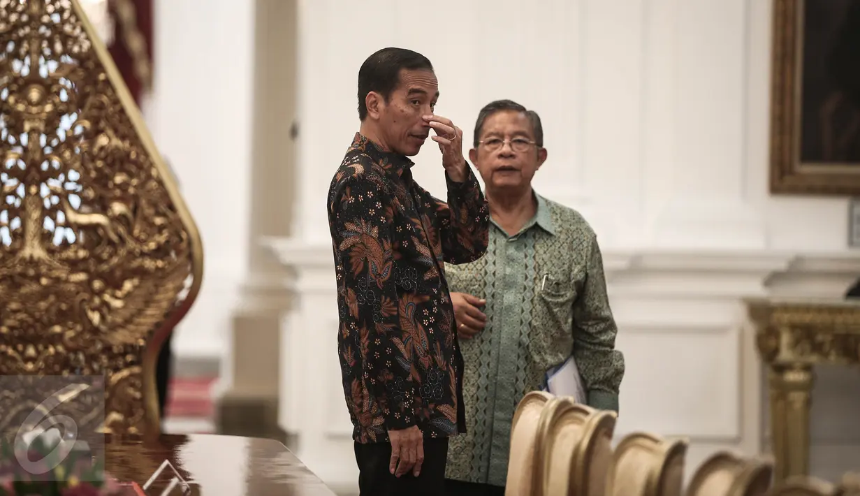 Presiden Jokowi didampingi Menko Perekonomian, Darmin Nasution menunggu kedatangan anggota Dewan Negara China Yang Jiechi di Istana Merdeka, Jakarta, Senin (9/5). Pertemuan tertutup itu membahas persoalan perekonomian. (Liputan6.com/Faizal Fanani)