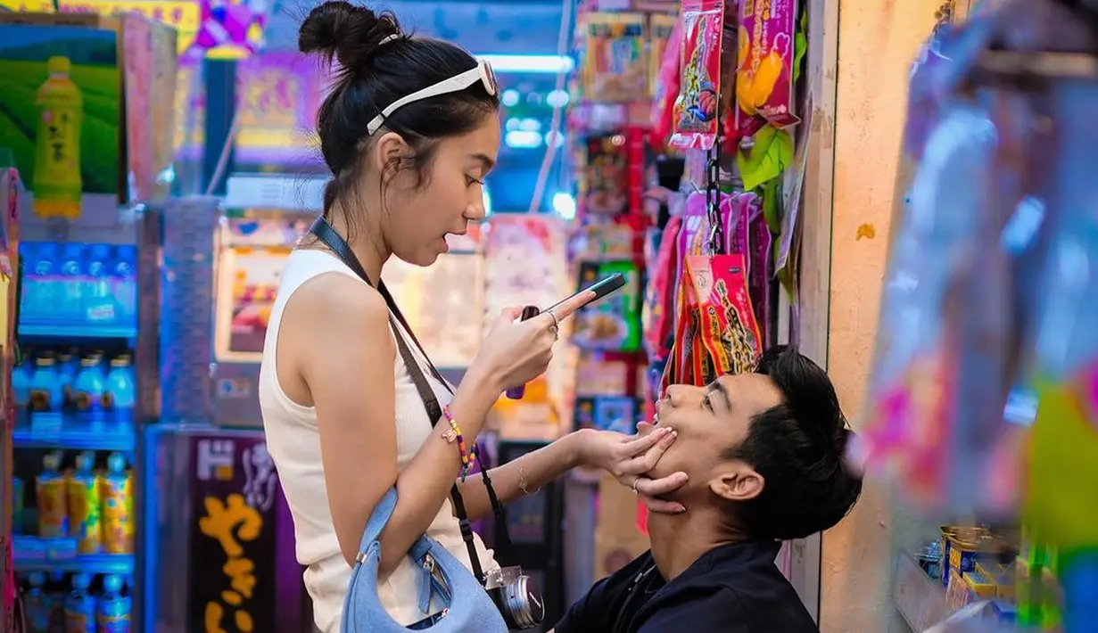 <p>Pesepakbola yang kini berada di Jepang itu membagikan sederet momen bucinnya bersama sang istri. [@pratamaarhan8/@azizahsalsha_]</p>