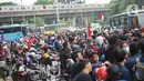 Massa aksi yang terdiri dari mahasiswa, buruh serta pelajar berkumpul di sekitar Tugu Proklamasi, Jakarta, Kamis (8/10/2020). Massa aksi bersiap menggelar unjuk rasa di Istana Negara untuk mengajukan protes atas disahkannya RUU Omnibus Law Cipta Kerja (Ciptaker). (Liputan6.com/Immanuel Antonius)