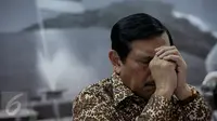 Menko Polhukam, Luhut Pandjaitan saat menggelar konferensi pers di Kantor Kemenkopolhukam,  Jakarta, Senin (12/10). Menurut Luhut, el nino menjadi tantangan utama mengatasi kebakaran lahan dan hutan pada tahun ini. (Liputan6.com/Faizal Fanani)
