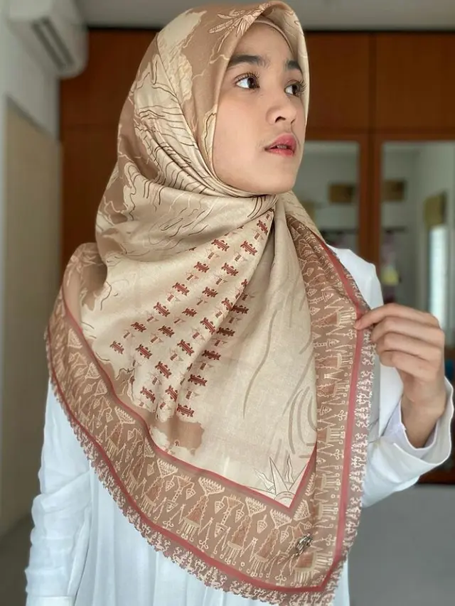 7 Gaya Hijab Segi Empat Trend Terbaru ala Seleb Tanah Air, Aurel-Lesti Kejora