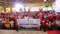 Sejumlah penari dari Yayasan Belantara Budaya Indonesia membentangkan spanduk usai  flashmob tarian daerah dalam acara bertemakan "Tunjukkan Indonesiamu" di Jakarta, Rabu (17/8/2022). Sebanyak 277 penari berkebaya merah putih menampilkan 17 tarian daerah yang bertujuan untuk  memperingati Hari Kemerdekaan ke-77 RI sekaligus sebagai bentuk gerakan dukungan Kebaya Goes to UNESCO.  (Liputan6.com/Johan Tallo)