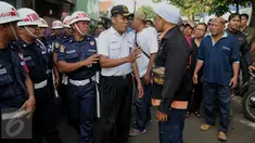 Petugas melakukan mediasi dengan warga saat akan melakukan pengosongan rumah aset kepemilikan PT KAI di Kelurahan Manggarai, Jakarta, Selasa (19/7). Warga menolak terhadap pengosongan rumah yang dilakukan oleh PT KAI. (Liputan6.com/Gempur M Surya)