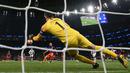 Kiper Tottenham Hotspur Hugo Lloris menepis tendangan penalti penyerang Manchester City Sergio Aguero saat bertanding pada leg pertama perempat final Liga Champions 2018-2019 di Tottenham Hotspur Stadium, London, Inggris, Selasa (9/4). (Reuters/Paul Childs)