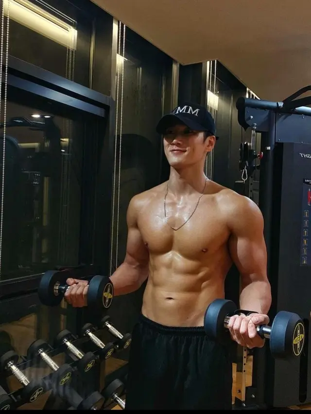Jisoo Blackpink dan Ahn Bo Hyun Memiliki Roti Sobek di Area Perut. Ini Bisa Didapat Bila Rutin Berolahraga dan Jaga Makan. Ini Olahraga Ahn Bo Hyun dan Jisoo untuk Mendapatkan Perut Sixpack (instagram.com/bohyunahn)