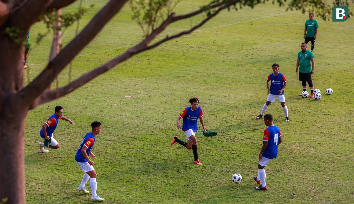 <p>Sejumlah peserta seleksi Timnas Indonesia U-17 melakukan latihan di Lapangan A, Kompleks Stadion Utama Gelora Bung Karno (SUGBK), Senayan, Jakarta, Selasa (15/08/2023). (Bola.com/Bagaskara Lazuardi).</p>