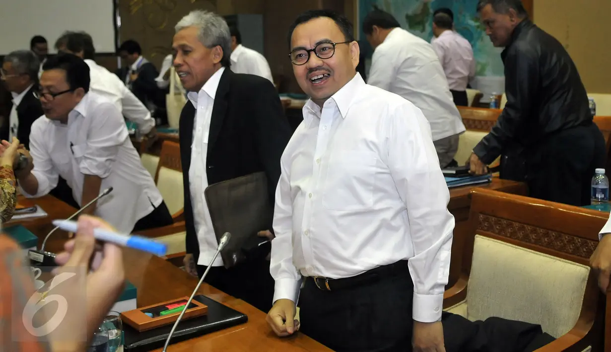 Menteri ESDM Sudirman Said bersiap untuk rapat kerja dengan Kom‎isi VII DPR, Gedung DPR, Jakarta, Selasa (26/7). Raker menindaklanjuti temuan BPK ‎2015 soal penetapan harga solar yang menguntungkan badan usaha sebesar Rp 3,19 T. (Liputan6.com/Johan Tallo)