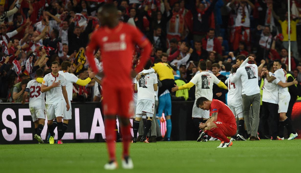 Final Liga Europa 2015/2016. Laga final kedua yang gagal dimenangi Jurgen Klopp bersama Liverpool adalah final Liga Europa musim 2015/2016 usai kalah dari Sevilla. Dalam laga yang digelar 18 Mei 2016 di St. Jakob-Park, Basel, laga berakhir 3-1 untuk kemenangan Sevilla. Liverpool sempat unggul 1-0 hingga babak pertama usai melalui gol Daniel Sturridge di menit ke-35, namun dibalas tiga gol oeh Sevilla di babak kedua melalui gol-gol Kevin Gameiro di menit ke-46, dan dua gol Coke di menit ke-64 dan 70. (AFP/Paul Ellis)