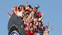 Para wanita berpakaian Kimono bermain roller coaster selama Hari Kedewasaan di Tokyo (14/1). Hari Kedewasaan dimana siapa saja yang baru menginjak usia 20 tahun diperbolehkan merokok, mengonsumsi alkohol, dan mengikuti Pemilu. (AP Photo/Koji Sasahara)