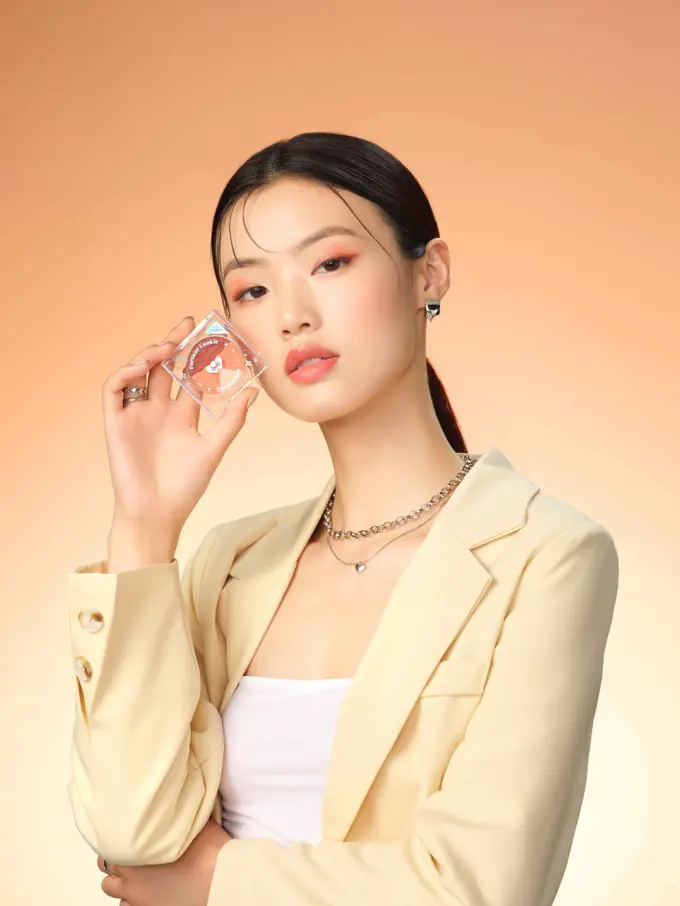 7 Cara yang Bikin Makeup Glowing dan Tahan Lama Sepanjang Hari