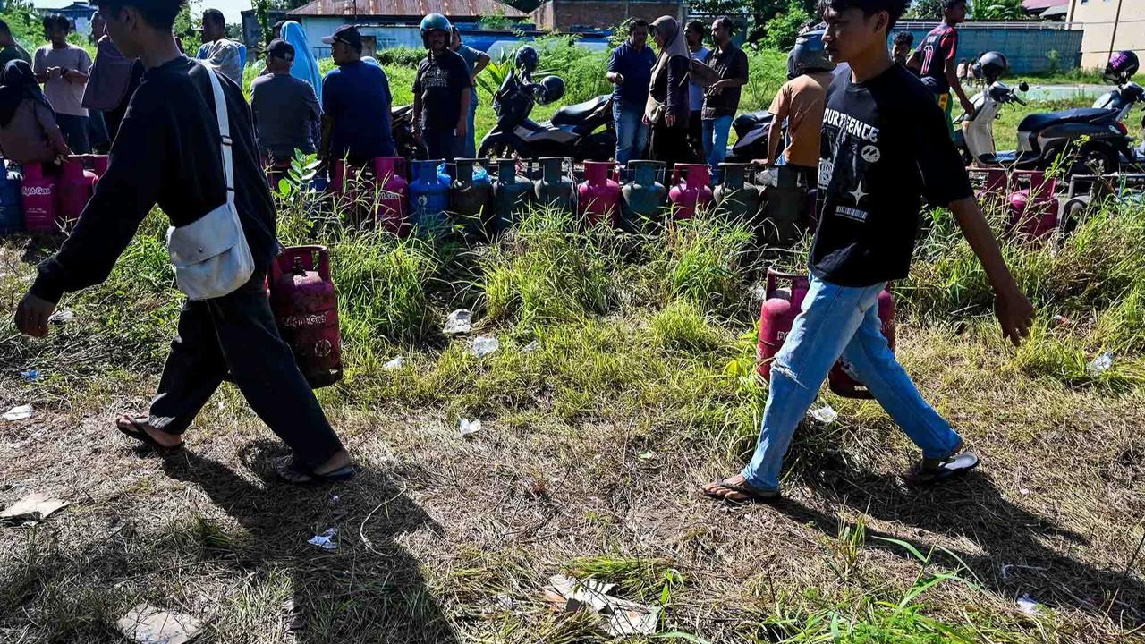 FOTO: Antrean Panjang Warga Banda Aceh Dampak Terbatasnya Pasokan LPG