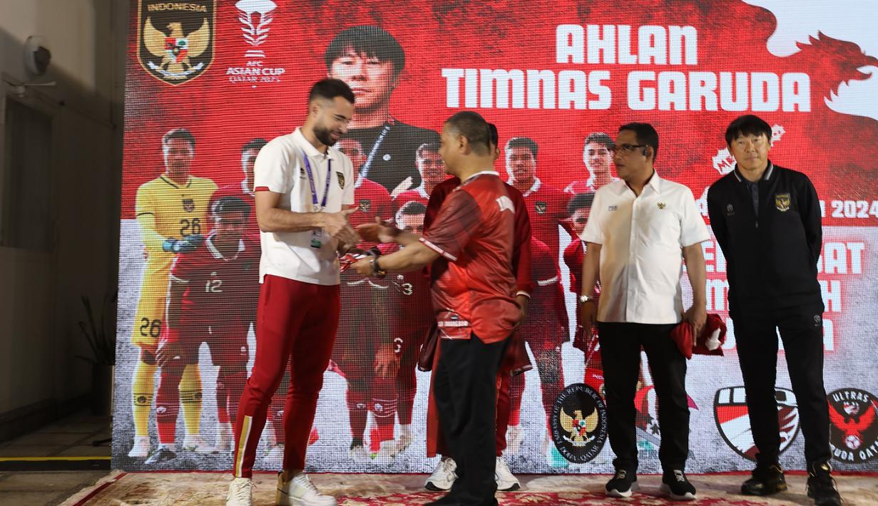 Perwakilan skuad Timnas Indonesia sekaligus kapten tim, Jordi Amat menerima cendera mata dari Duta Besar RI untuk Qatar, Ridwan Hassan di sela acara jamuan makan malam Timnas Indonesia yang akan Berlaga di Piala Asia 2023 yang diselenggarakan KBRI Qatar bersama perwakilan WNI di Wisma Duta, Doha, Qatar, Rabu (10/1/2024) malam waktu setempat. (Dok. Kedubes RI Qatar)